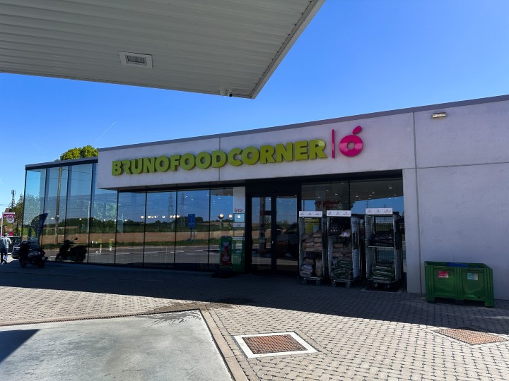 Gevel van Bruno Food Corner in Spouwen met moderne winkelpui.
