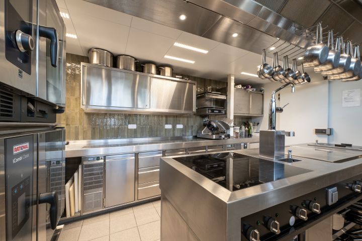 Keuken van Den Heerd met RATIONAL combisteamer, inox werkbladen en Palux-kookeiland.
