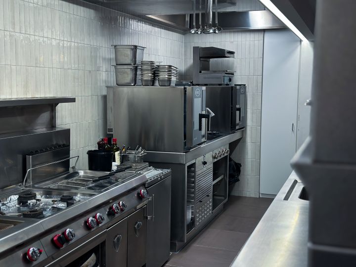 Professionele keukeninrichting in roestvrij staal bij Restaurant La Botte