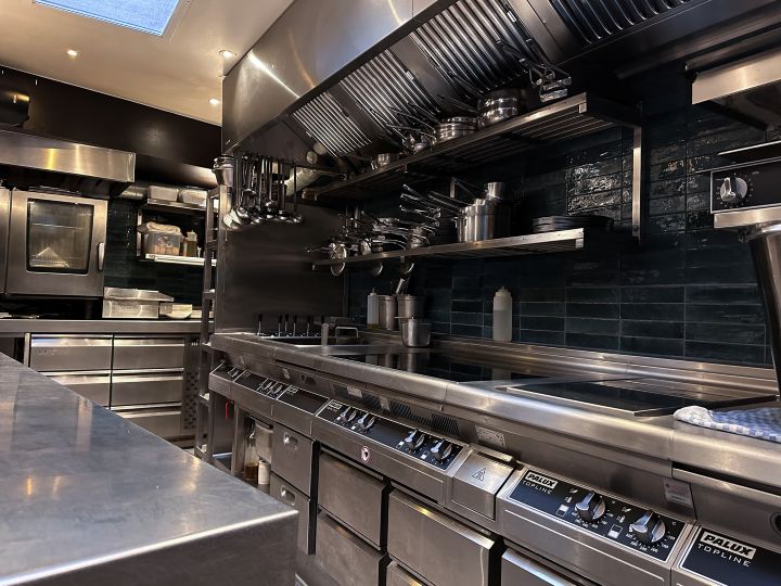 Professionele kooklijn van Palux geïnstalleerd in de keuken van Bar Louis in Leuven.