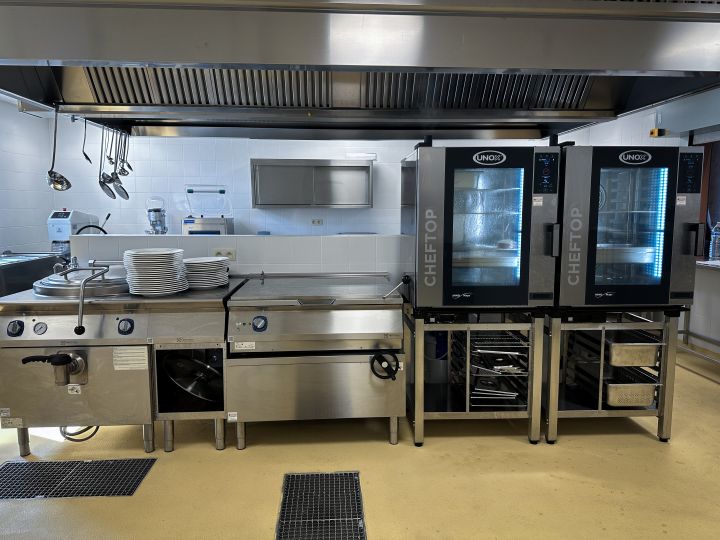 Professionele keuken met UNOX combisteamers in MRS Tubize