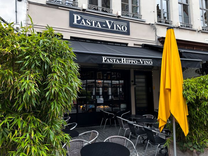 Gevel en terras van restaurant Pasta Hippo in het centrum van Antwerpen.